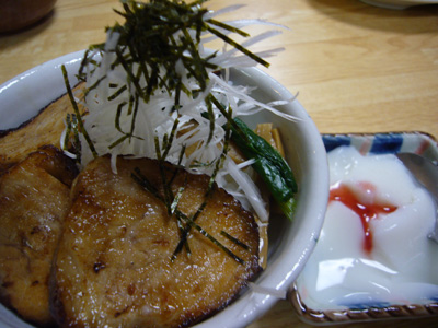 チャーシュー丼と杏仁豆腐