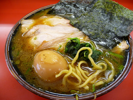 豚骨鶏ガラベースの醤油味スープ、こしのある太麺
