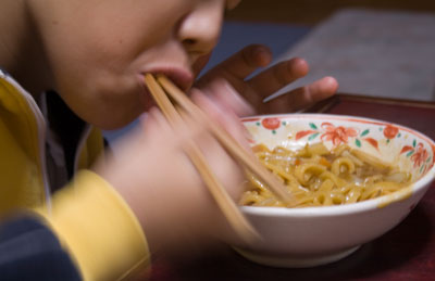 みそ煮込みうどんを食う子