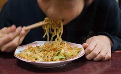 焼きそばを食う子