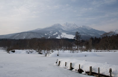 冬のいもり池と妙高山