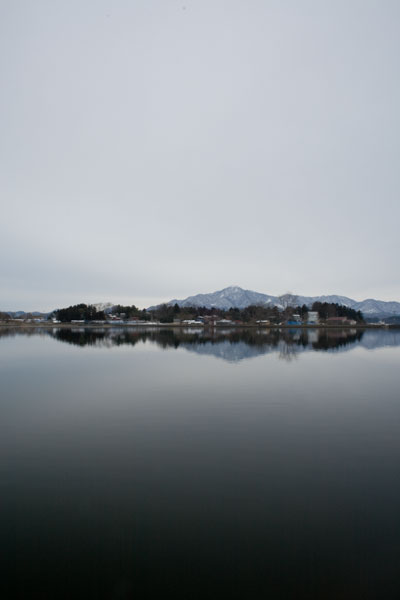 米山山を望む朝日池