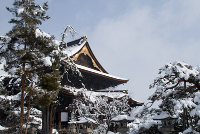 雪景色の善光寺