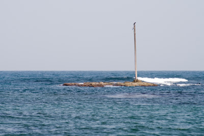 海に立つ電柱