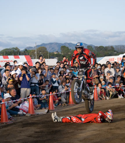 寝ころぶ人の上を、バイクでジャンプ