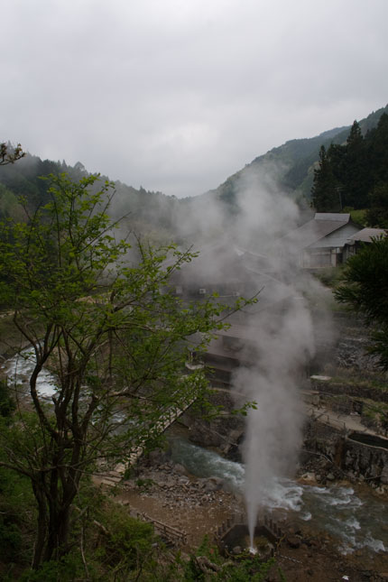 噴泉の出る地獄谷温泉