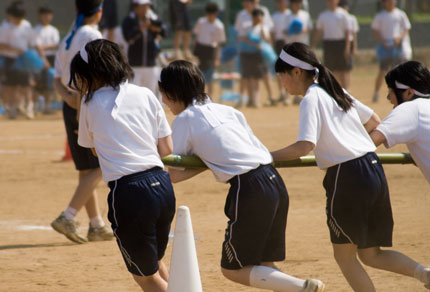 女子の竿を持っての団体リレー