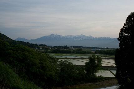 南側を望むと妙高山