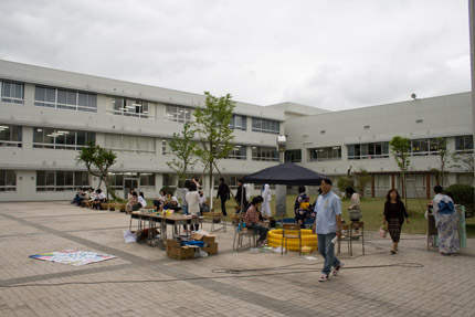 広くなった中庭では、縁日のようなお店