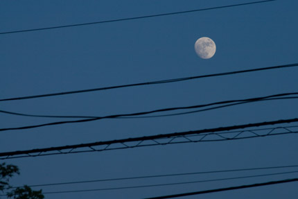 月も電線の間に見えます