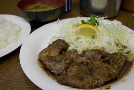 鮪頬肉のステーキ　ごはん、みそ汁付き