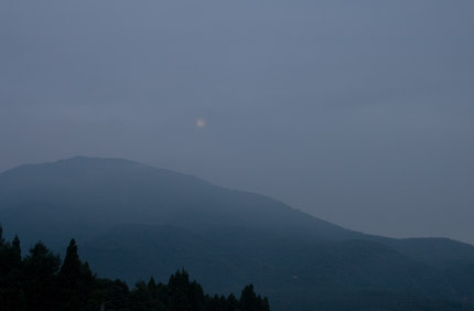 月も雲に見え隠れ