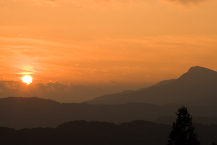 雲から朝日がこんにちは