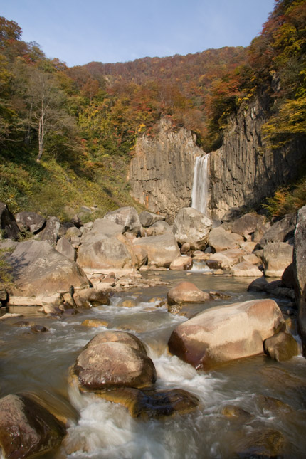 苗名滝の流れ