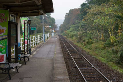 無人の咲花温泉駅で