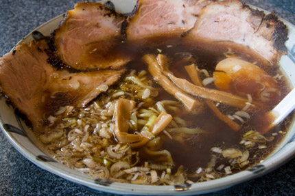 アッサリ醤油スープのやや太麺