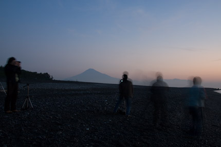 薄明かりの中にくっきりと富士山が