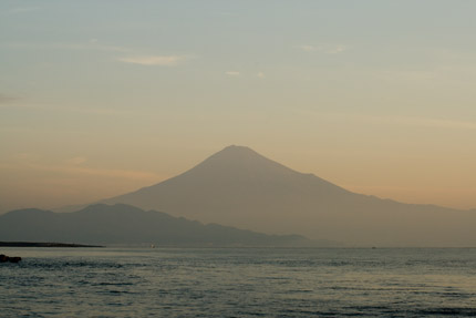 大きく富士山を映し出し