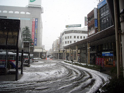 長岡市は、昼間も雪が降り続いていました