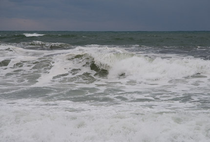 海では、波が大きかった