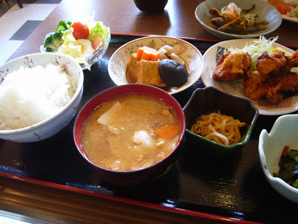 定食屋さんで昼食