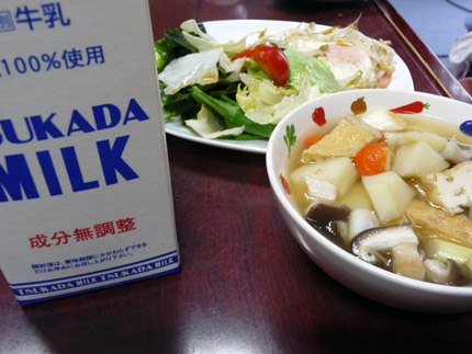 牛乳、そして、サラダと野菜スープ