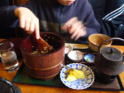 次男も一人で、がつがつと