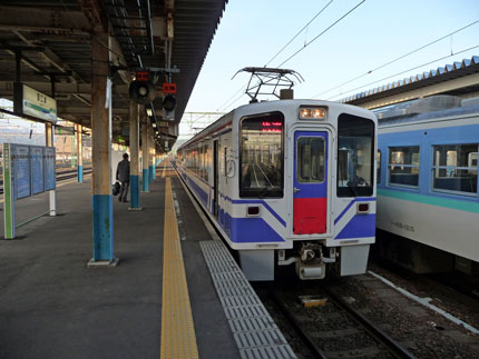 午前６時発のほくほく線の電車