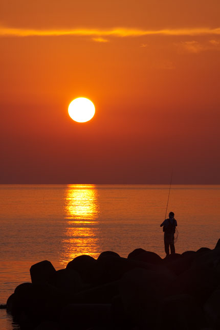 釣り人と夕焼け