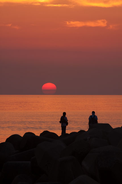 悲しく沈む夏の夕日