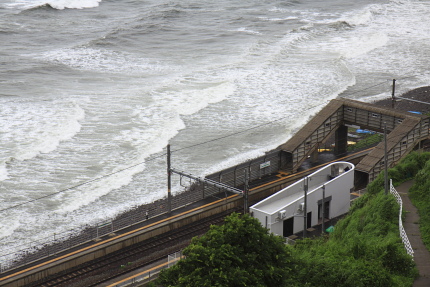 日本海と青海川駅