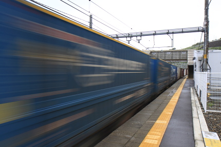 突然貨物列車が来ました