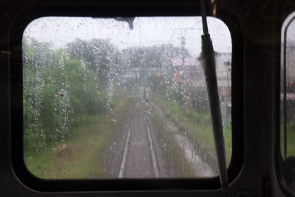 外はあいにくの雨模様