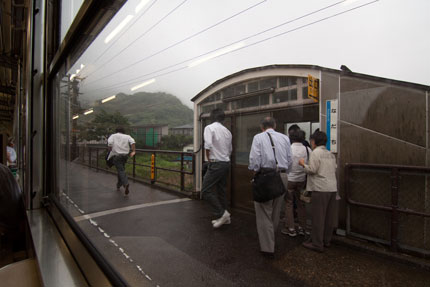 途中駅では、学生が多く乗り降りしていました