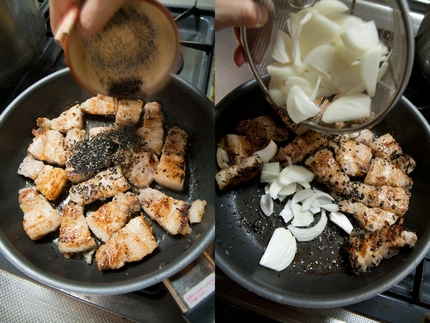 黒胡麻を豚肉のフライパンに入れ、玉ねぎを加え