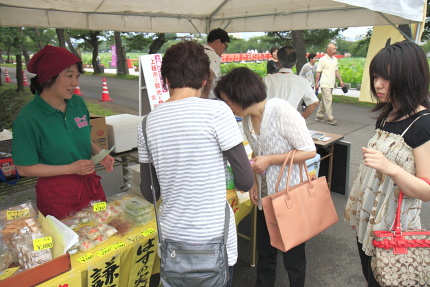 美人が美人に美味しいものを売っている