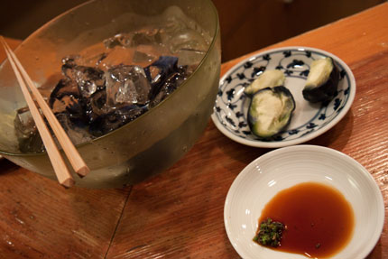 醤油をつけて頂く茄子の浅漬け