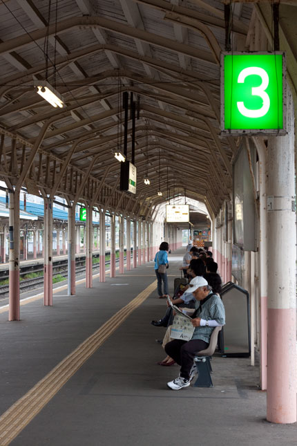 午前6時59分の電車