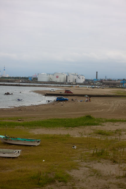 工場群と海