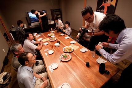 お料理の写真撮る人、会計する人