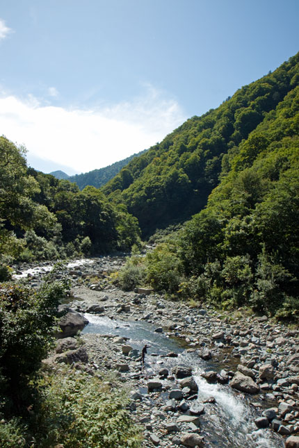 川が流れる山間