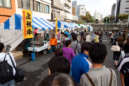 広場で築地の感謝祭