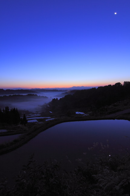 星峠の棚田に月が映り込んでいました