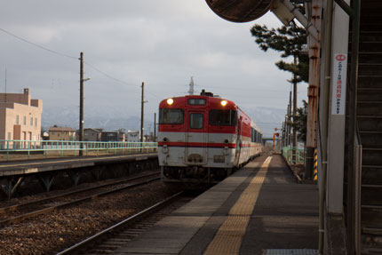 新関駅から新津駅への乗り換え電車