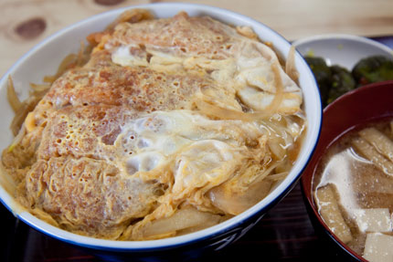 カツ丼もボリュームたっぷり