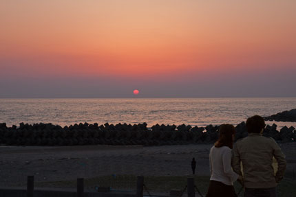 海に夕日が沈む光景