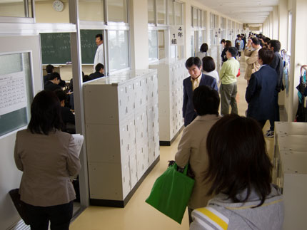 大勢の父兄が授業参観に来ていました