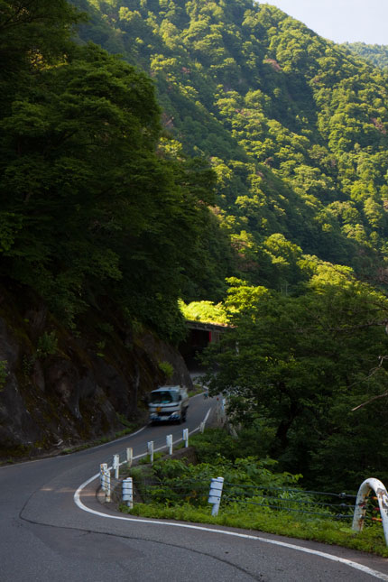 車のすれ違いは譲り合いです