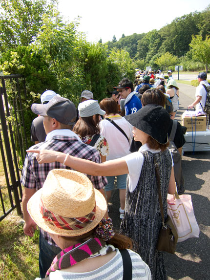 炎天下の中、日焼け止めを塗って待ちます