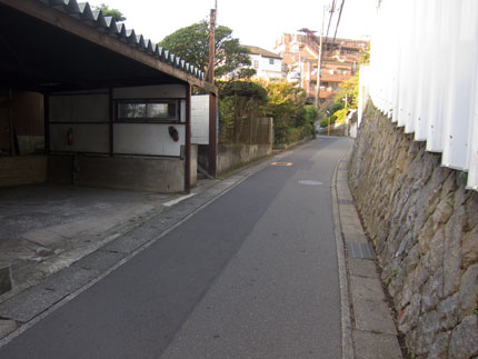 住宅街を南へ登って行きます